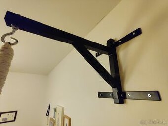 Nástenný držiak na zavesenie boxovacieho vreca