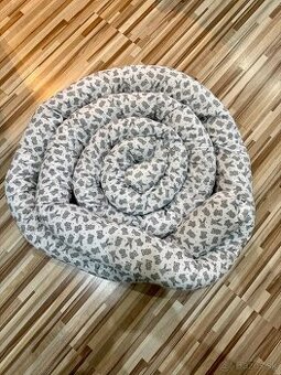 Sivo-biely mantinel s medvedíkmi a zajačikmi (4,6 m – 4 ks)