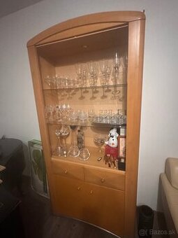 Vysoká vitrína / skriňa – masívny vzhľad, ihneď k odberu