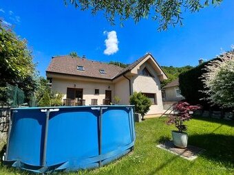 Na predaj 5i RD v obci Pernek.