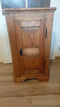 Ľudová rohová skrinka - kútnica.