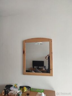 Zrkadlo s dreveným rámom – 10 €