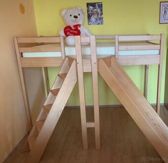 Masívna buková posteľ so šmýkačkou – Jarné dobrodružstvo