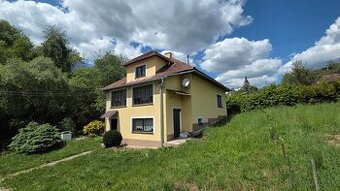 Rodinný Dom s Hospodárskou Budovou a Pozemkom