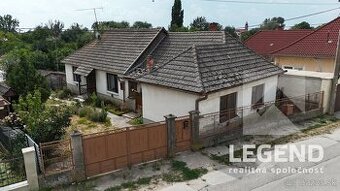 4i rodinný dom vo Vlčanoch na konci záhrady rybník, pozemok