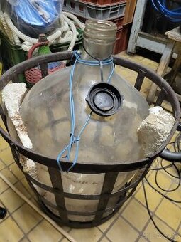 Predám sklenné flaše s košom.
50l - 18Eur