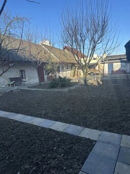 Starší RD , pozemok 389 m2 v Seredi- centrum