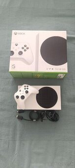 Xbox Series S 512gb a gamepad