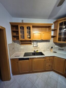 Drevená kuchyňa vo výbornom stave so spotrebičmi
