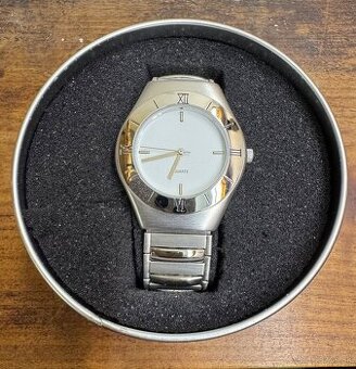 Predám nenosené unisex hodinky zn. Quartz v darček. balení