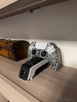 DualSense + nabíjačka