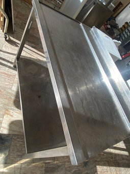 Nerezový pracovný stôl