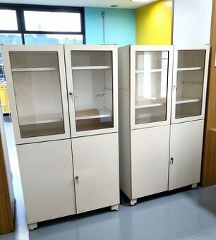 2 staré kovové skrine