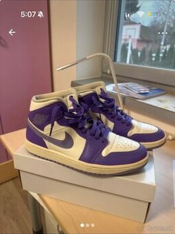 Nike Air Jordan Mid 1