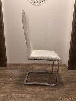 Jedálenské stoličky