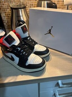 Air Jordan 1 Mid v čierno-bielo-červenej farbe