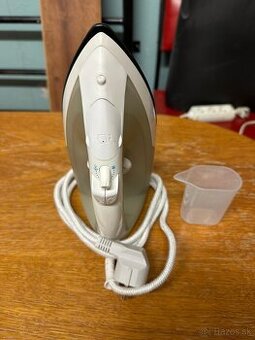 Naparovacia žehlička Tesco IR14 (1000–1200 W) + odmerka