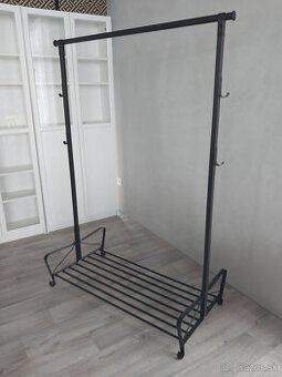 Stojan , kovový vešiak