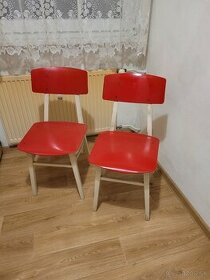 červené stoličky