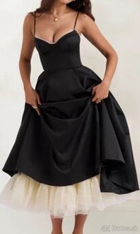 Čipkované šaty s výstrihom do srdca a dĺžkou po kolená