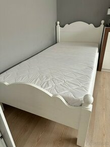 Krásna biela drevená posteľ