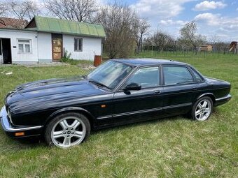 Jaguár XJR 300