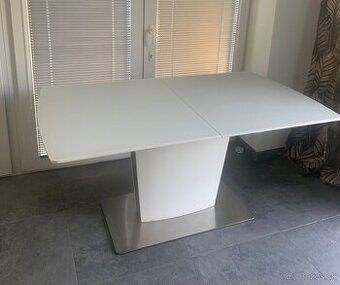 Biely rozťahovaci stôl