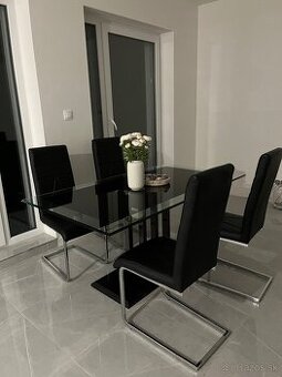 Dizajnový jedálenský set v nadčasovom štýle