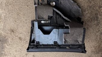 Audi A4 B7 priehradku/kastlik