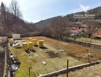 Exkluzívne na predaj slnečný pozemok pre stavbu RD pri BB