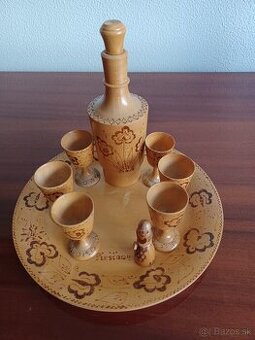 Drevená karafa + 6 pohárikov + 1 tanier „Piešťany“ – RETRO