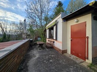 Chata s výhľadom na hrad Beckov