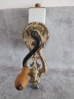 Velmi starý krásný zdobený mlýnek na strouhanku JUGENDSTIL