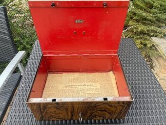 starozitny trezor -pokladnica