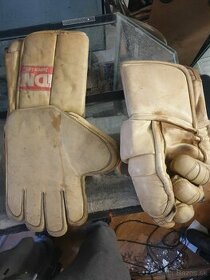 Staré hokejisticke rukavice
