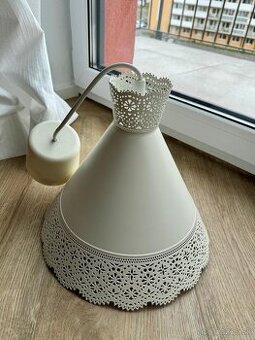 Biela vintage lampa