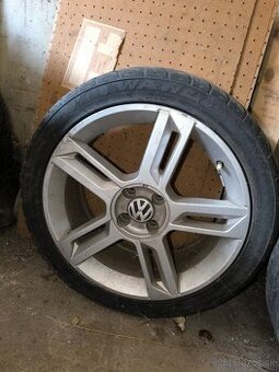 Elektróny 215/45 R17