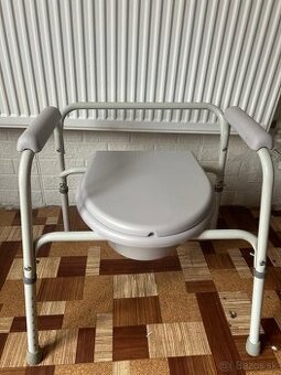 Skladacie nepojazdné kreslo WC