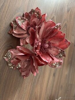 Dekoračné kvety – bordové so zlatými flitrami (na klipse)