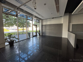 Prenájom prízemného obchodného priestoru 99 m² vo frekventov