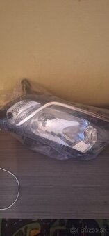 Predny pravy svetlomet na daciu logan mcv 2015