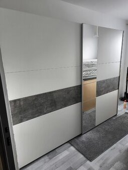 Skriňa s posuvnými dverami