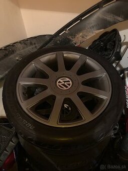 R17 225/45 Letne pneu obuté a zadný nárazník na golf 4