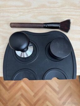 Baristické pomôcky (tamper, distribútor, podložka, štetec)