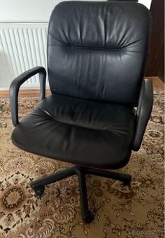 Čierne kreslo na kolieskach polohovateľne