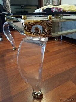 designovy sklenenny stolik