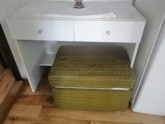 Kozmetický stolik s taburetkou