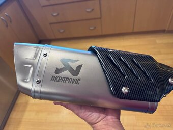 Na  predaj  Nový  ladený  univerzálny  moto výfuk akrapovič