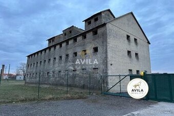 NA PREDAJ: Priemyselný areál 15000m2 so 4 budovami - Sereď