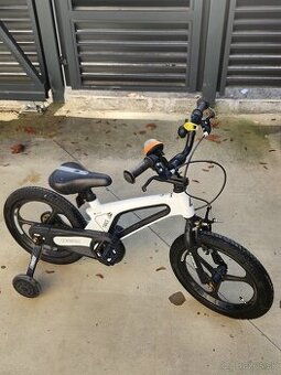 Detský bicykel s pomocnými kolieskami